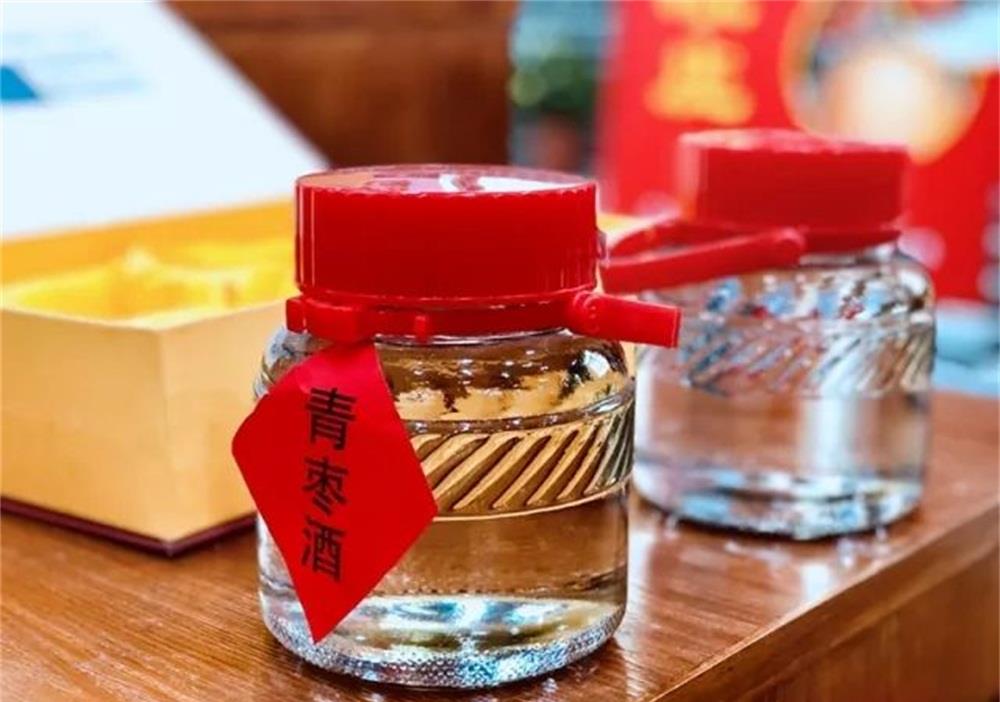 三,青枣泡酒核心技巧青枣酒可添加通宁水或苏打水与柠檬汁,调制为餐前