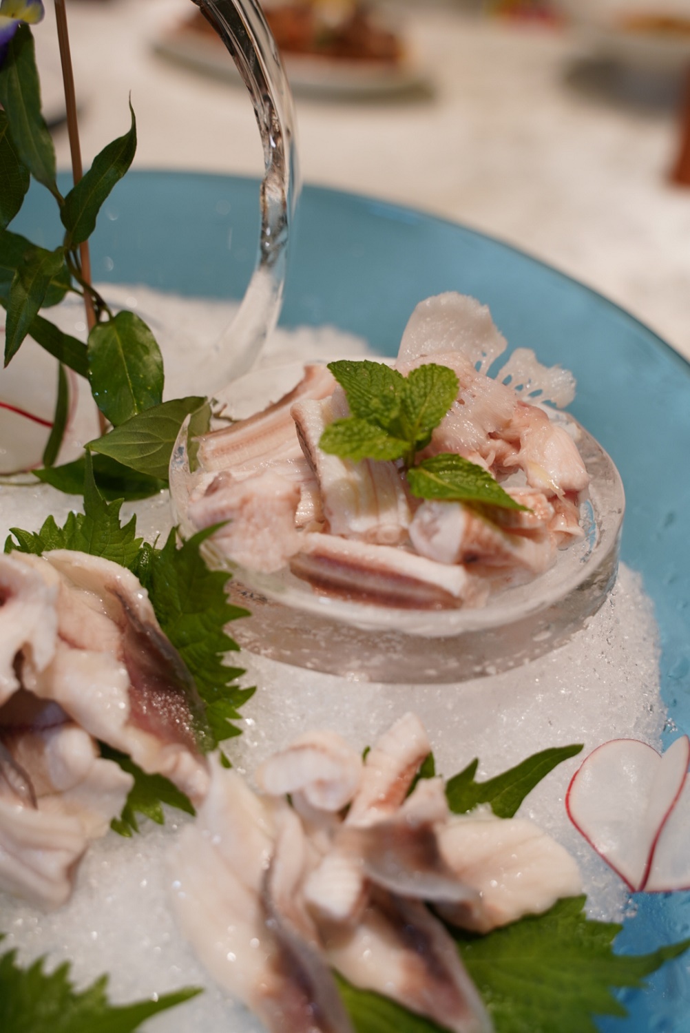 摆盘霸气十足,看起来像日料刺身一样,蘸着芥末酱油,可以吃到原汁原味