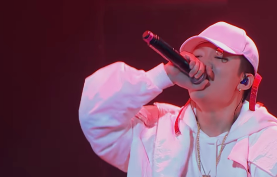 pgone头戴围巾低调表演唱10分钟就被迫离场