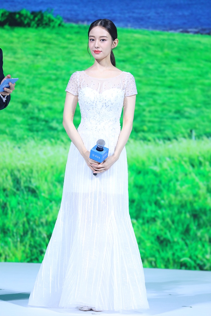 郎朗小娇妻穿白纱裙秀婀娜身线,前凸后翘身材火辣,为凹造型太拼_高清
