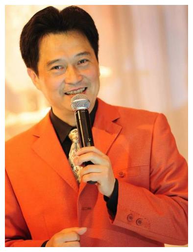 05李阿祥的扮演者谢园谢园在《上海一家人》中饰演李阿祥,虽然性格