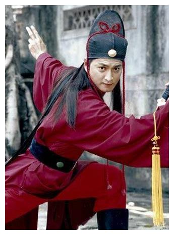 展昭何家劲近况曝光,坐拥数亿资产成霸道总裁,61岁至今未婚