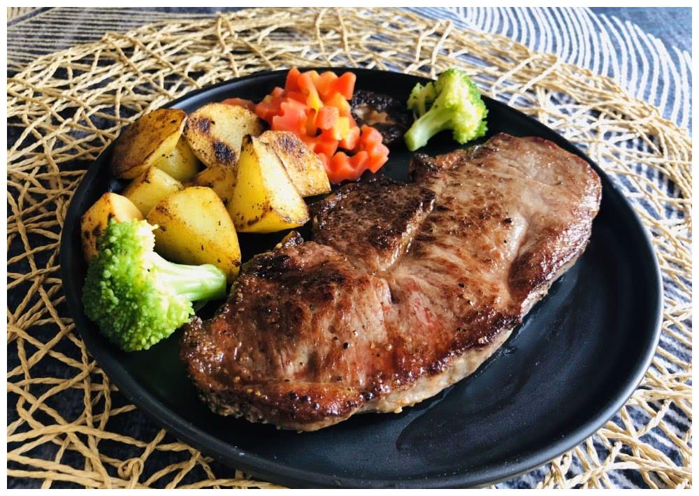 家常菜吃腻了,一份黑椒牛排带来久违仪式感,这样煎牛排汁水饱满