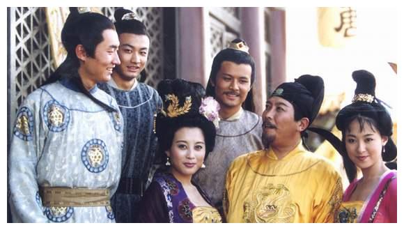 哇塞 这是男性视角的爽文吧 全员肉感美人 衣裙薄如蝉翼太辣了 财经头条