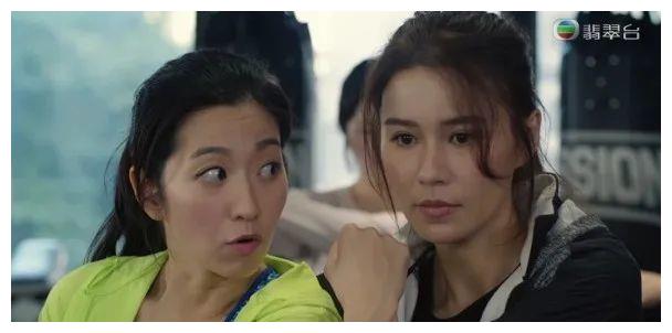 陈自瑶继首集泳装上阵晒身材后,今晚则有两场bra top上阵打泰拳戏份