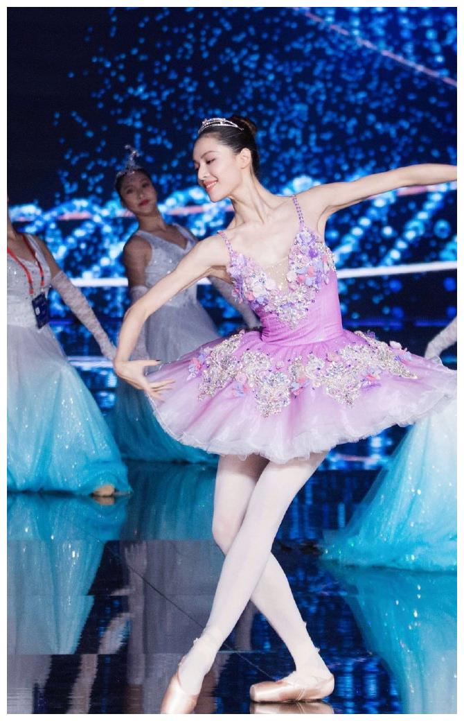 女明星们穿上芭蕾舞裙,柔软的四肢在空中起舞