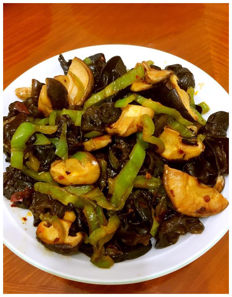 荤素搭配,营养均衡,清脆爽口的香菇木耳炒肉丝超下饭