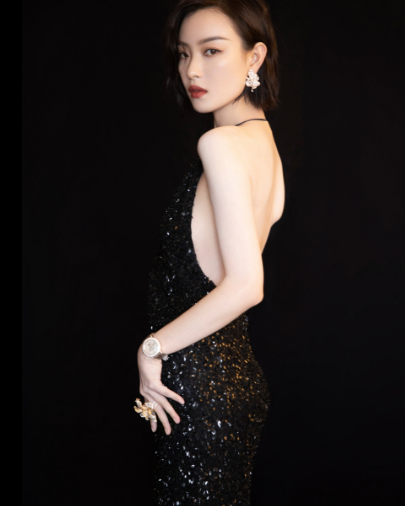 倪妮身穿黑色亮片深v礼服大秀美背,太魅惑了.