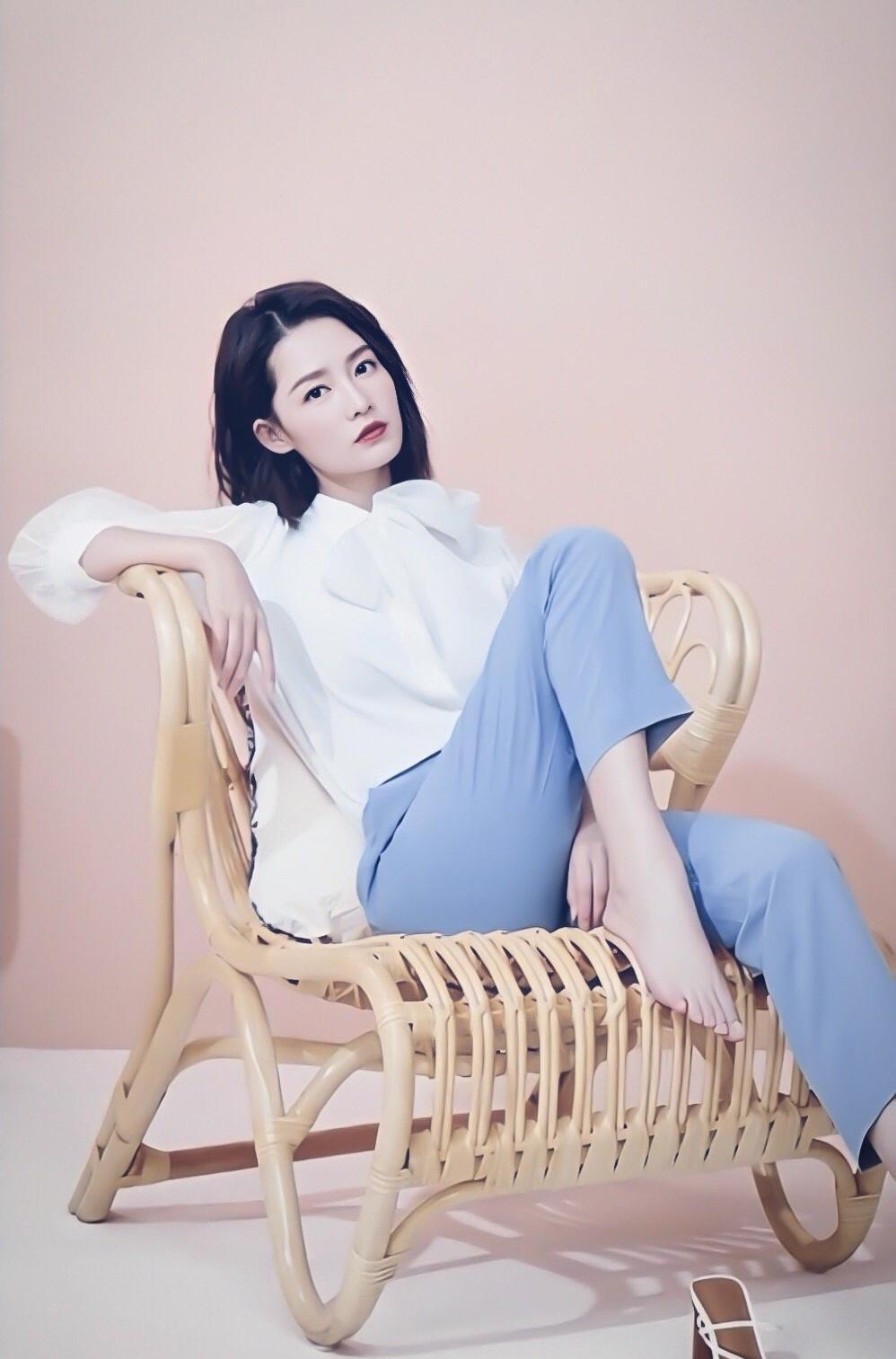 李沁的衣品真高级亮片礼服晒出美背开叉裙摆小秀大长腿