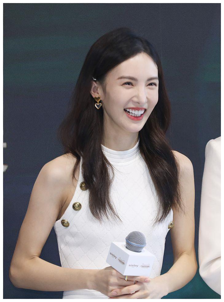 浪姐金晨,郑希怡变白衣双姝惊艳同框 一个优雅一个帅气太绝了