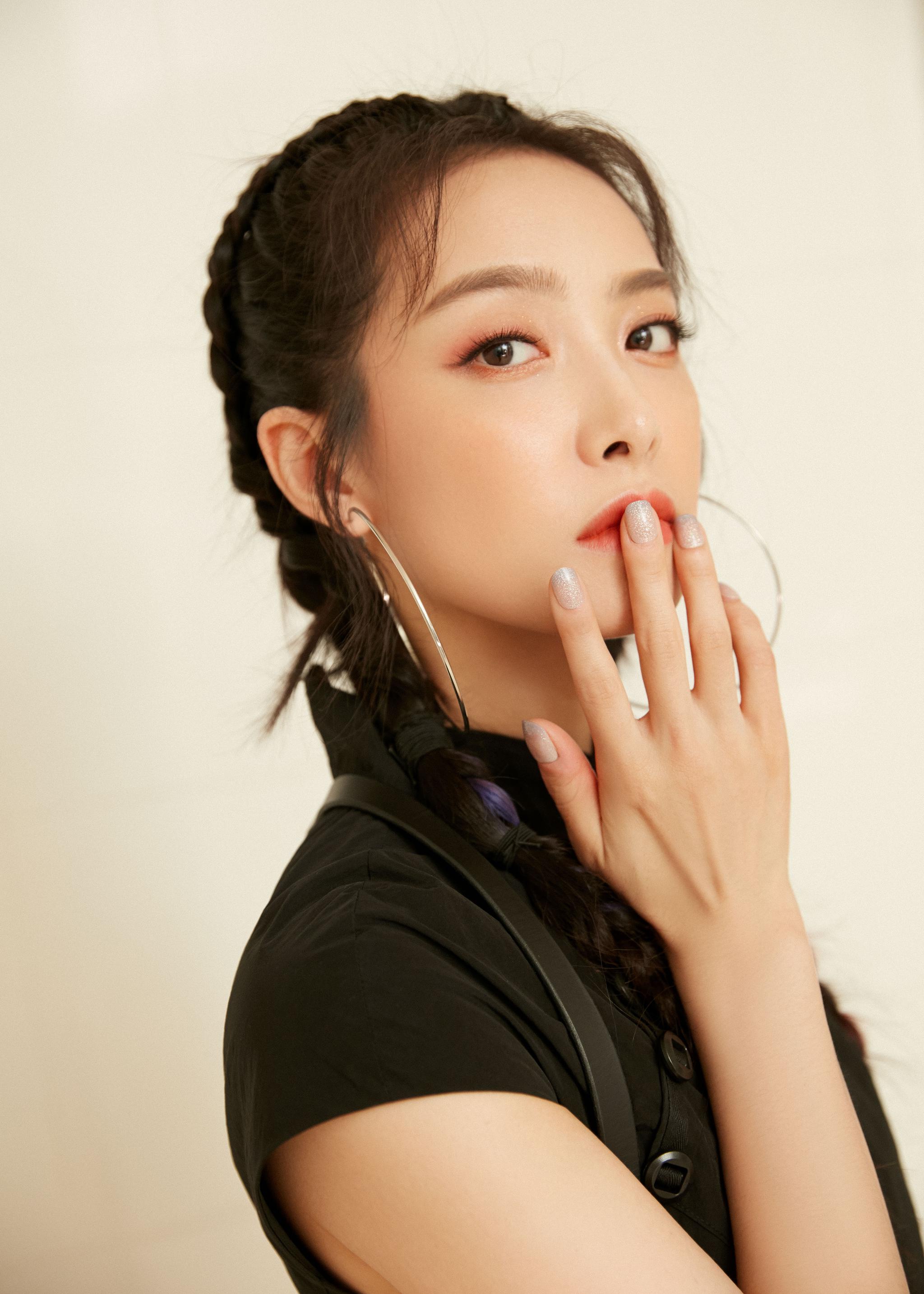 宋茜综艺节目变身时装秀 夏日清新风×暗黑机能风切换自如