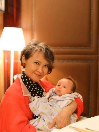 74岁萧芳芳近况曝光头发花白气质高贵二婚后幸福满满