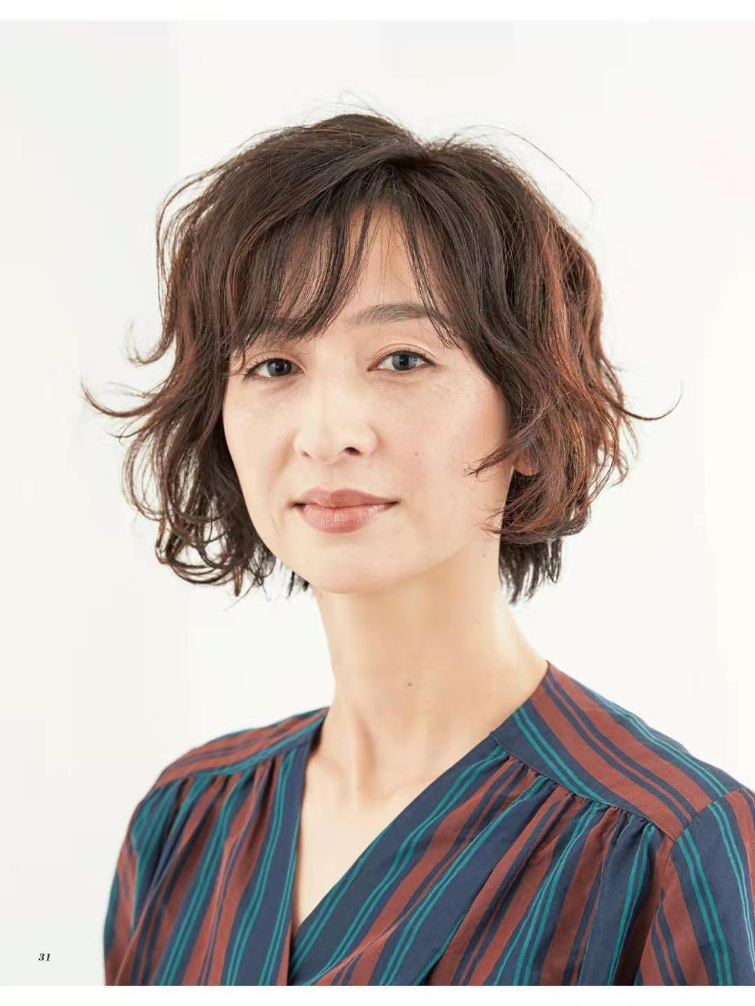 色泽鲜亮又有质感,颜色稳定掉色又慢,对发质的伤害极小,也更适合中年