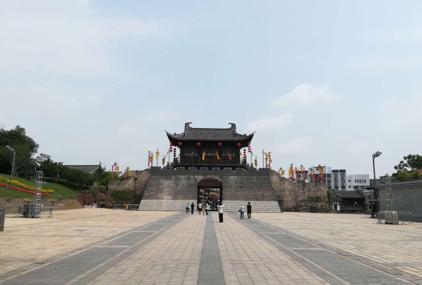 1 / 11 江南宋城历史文化旅游区位于赣州市章贡区,包含郁孤台,八镜台