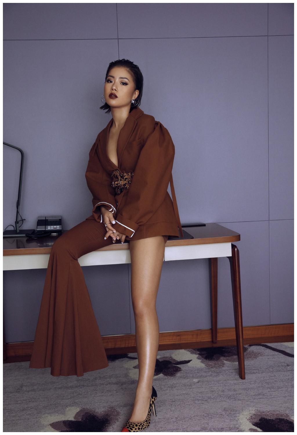 28岁王菊瘦到开挂,罕见束腰裙凹出蚂蚁腰身材,这身材女团里少见