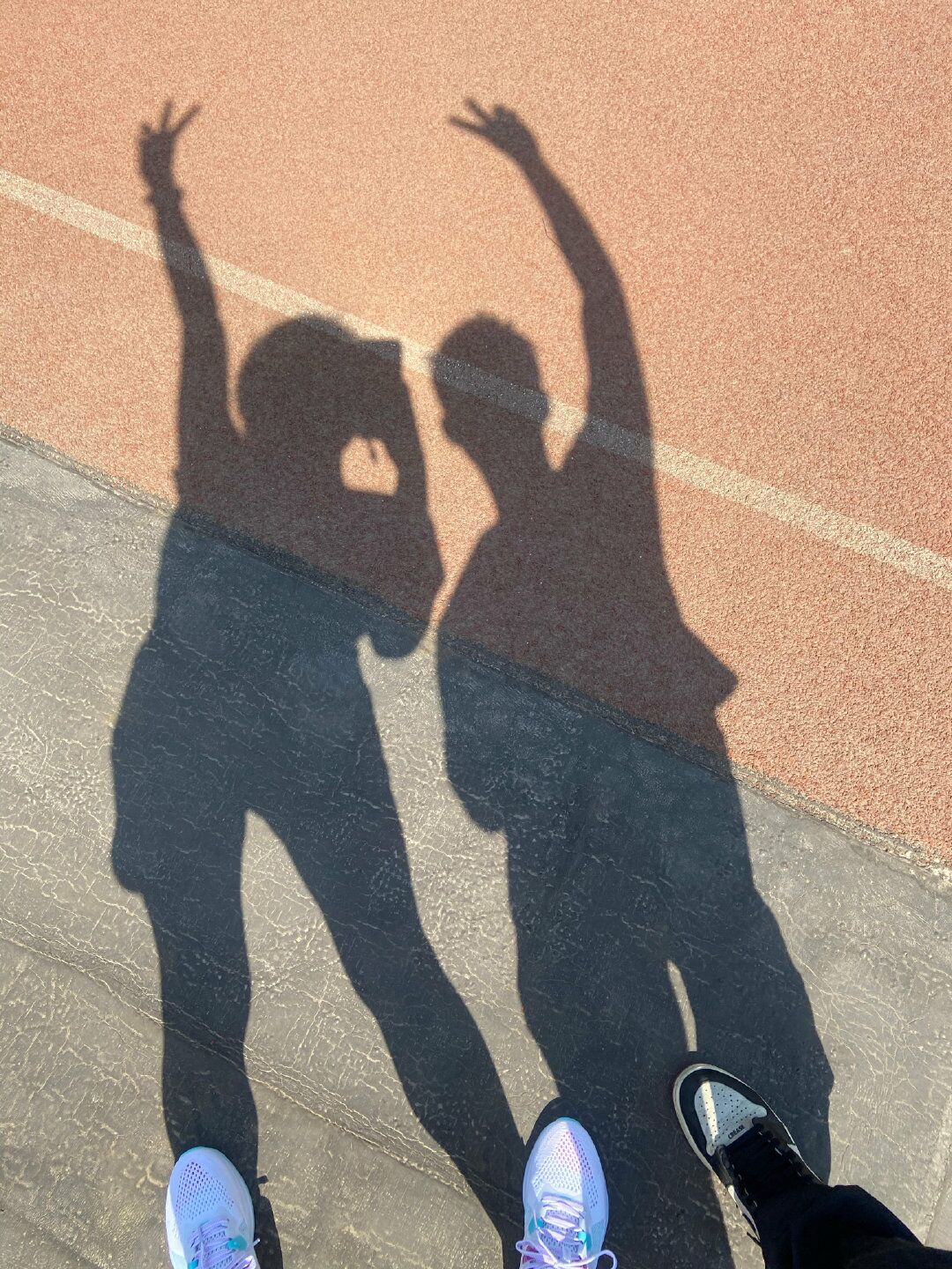 图四"异样":两个影子,一男一女