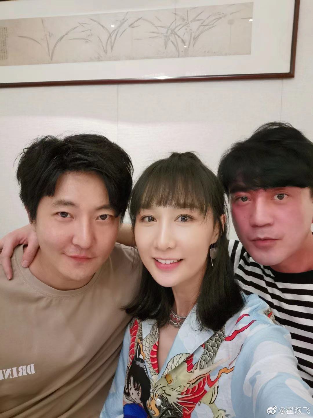 雷佳音老婆晒照庆新年携女儿化身美人鱼秀身材雷佳音瘦了