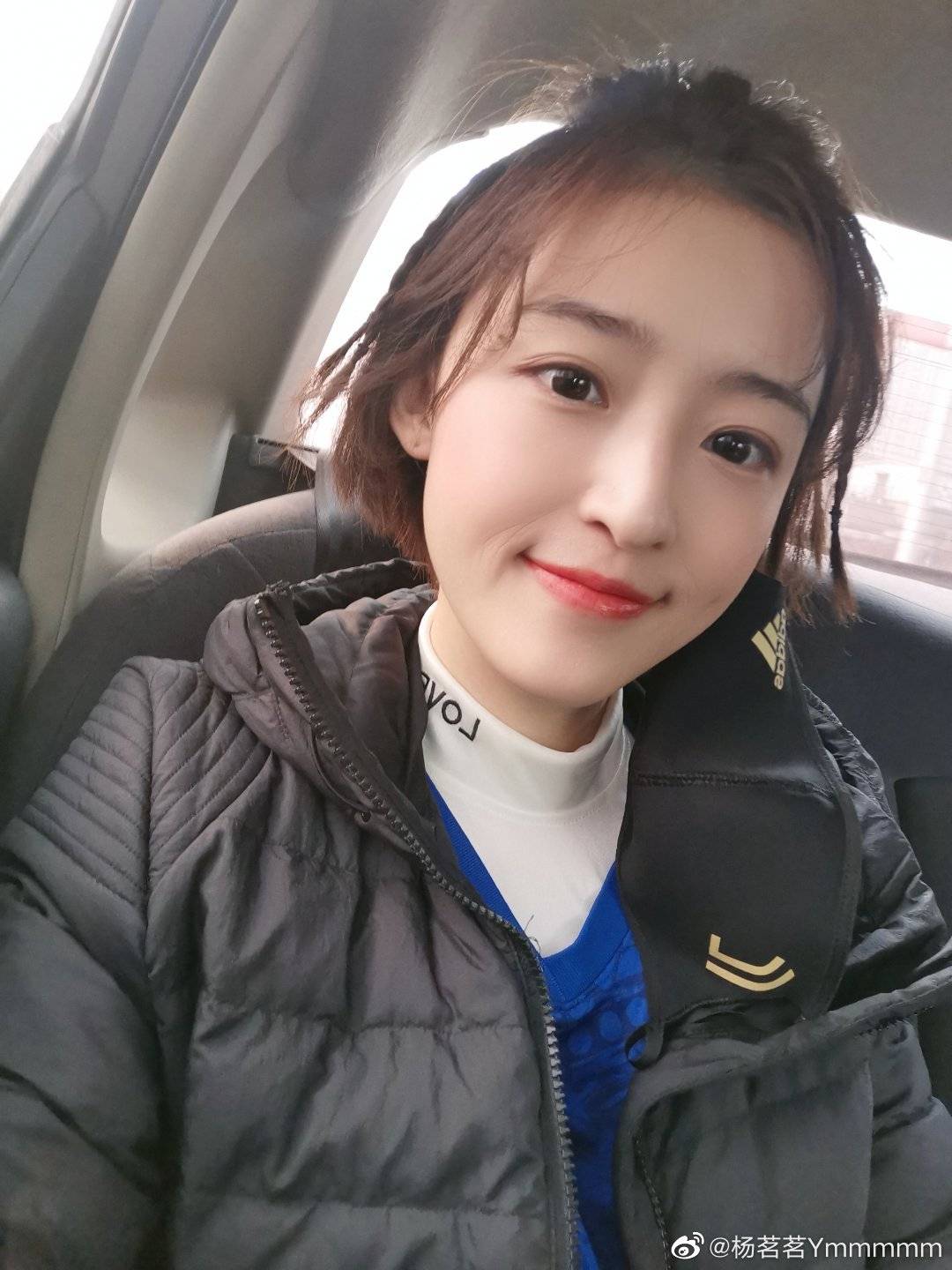 足球美女主持人杨茗茗近日和小朋友们一起去踢足球_高清图集_新浪网