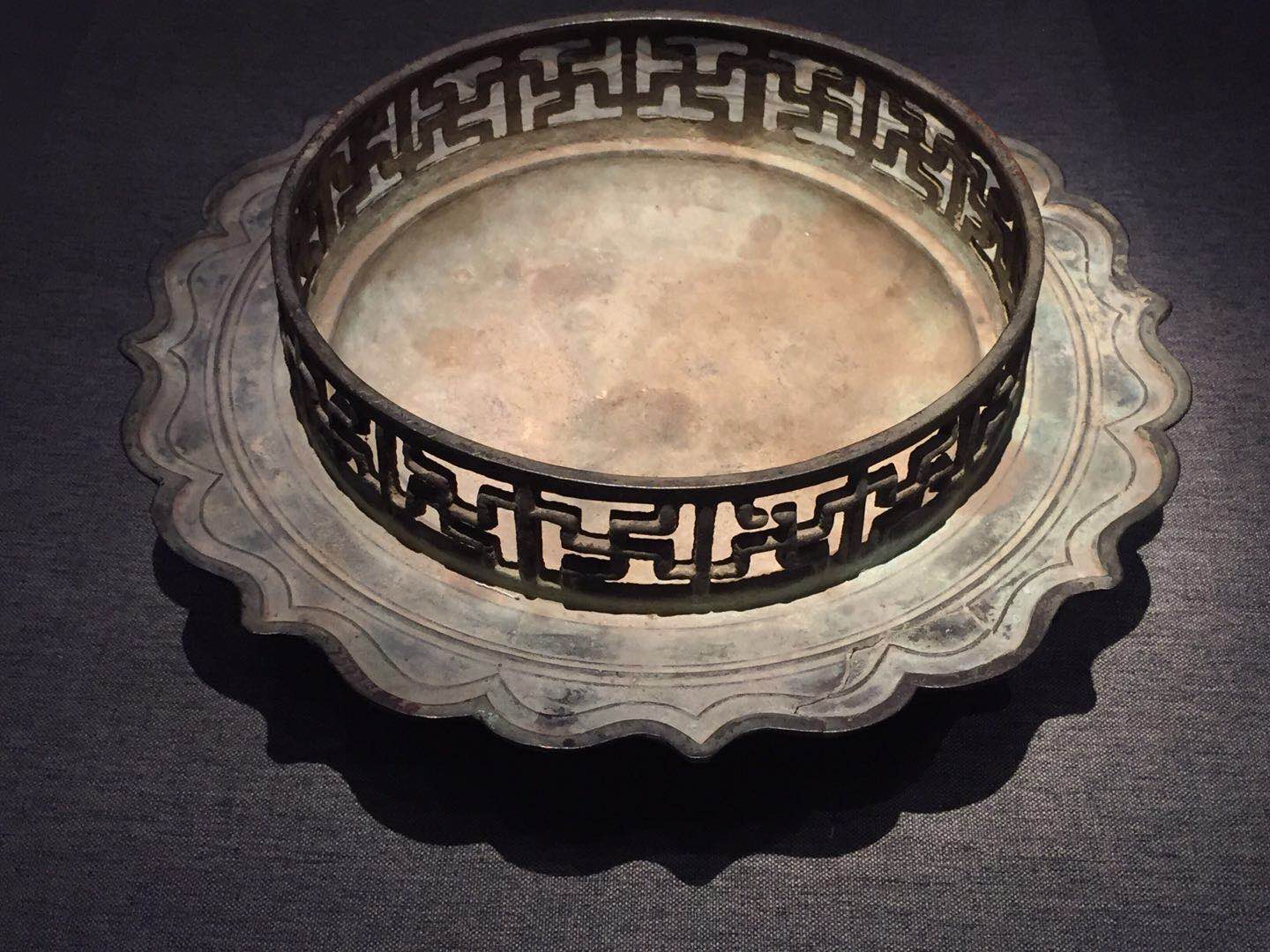 元朝镂空青铜火盆(鄂尔多斯博物馆馆藏)