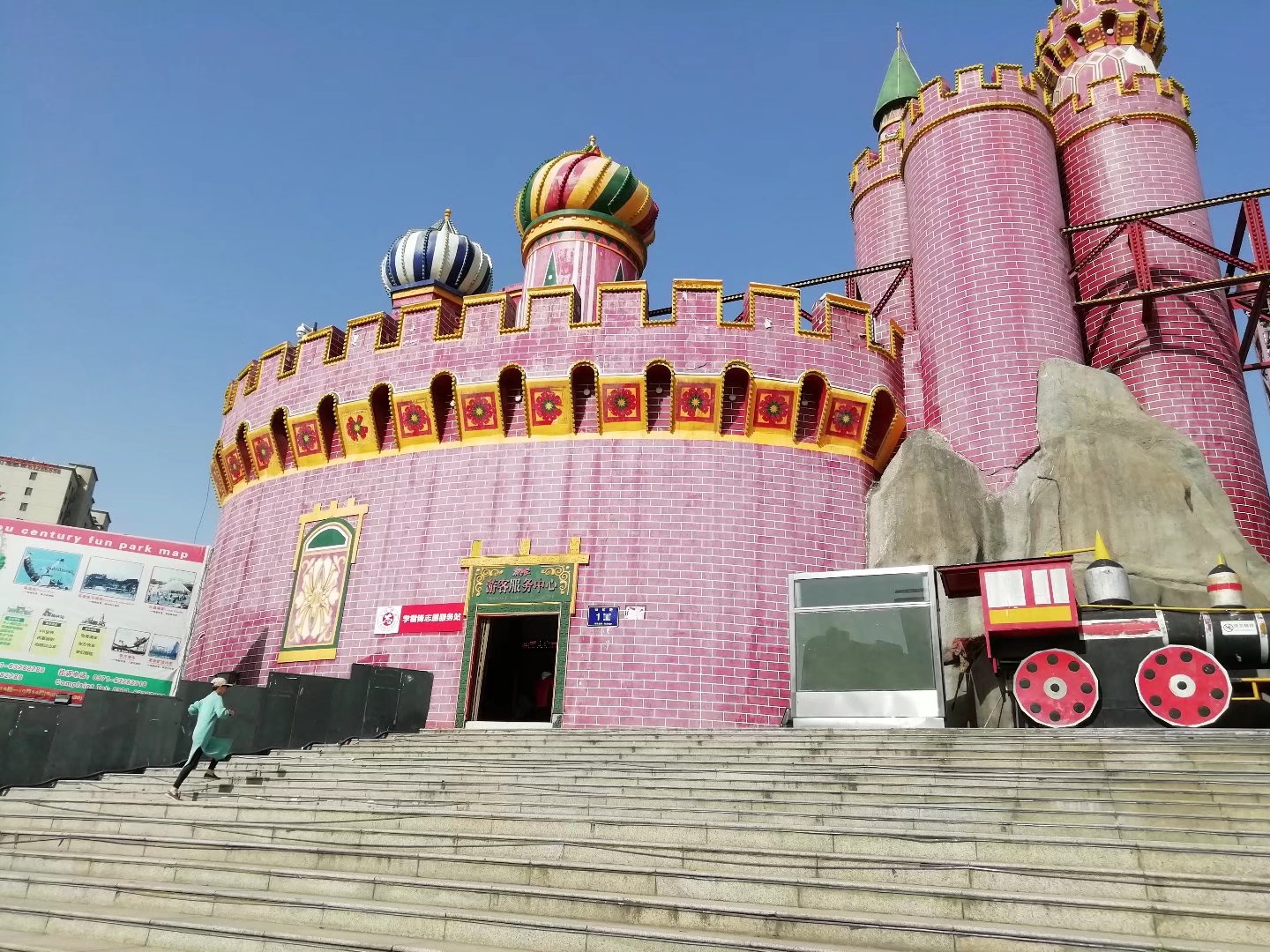 乐园不需要门票,但是我们也别高兴得太早,因为郑州世纪欢乐园里的游乐