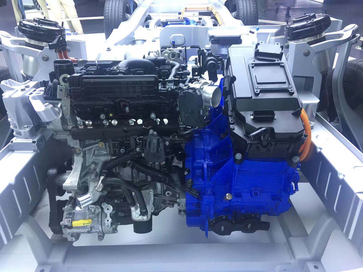 汽车看点 自媒体 正文图注:后轴 岚图free增程版采用前后双驱动电机