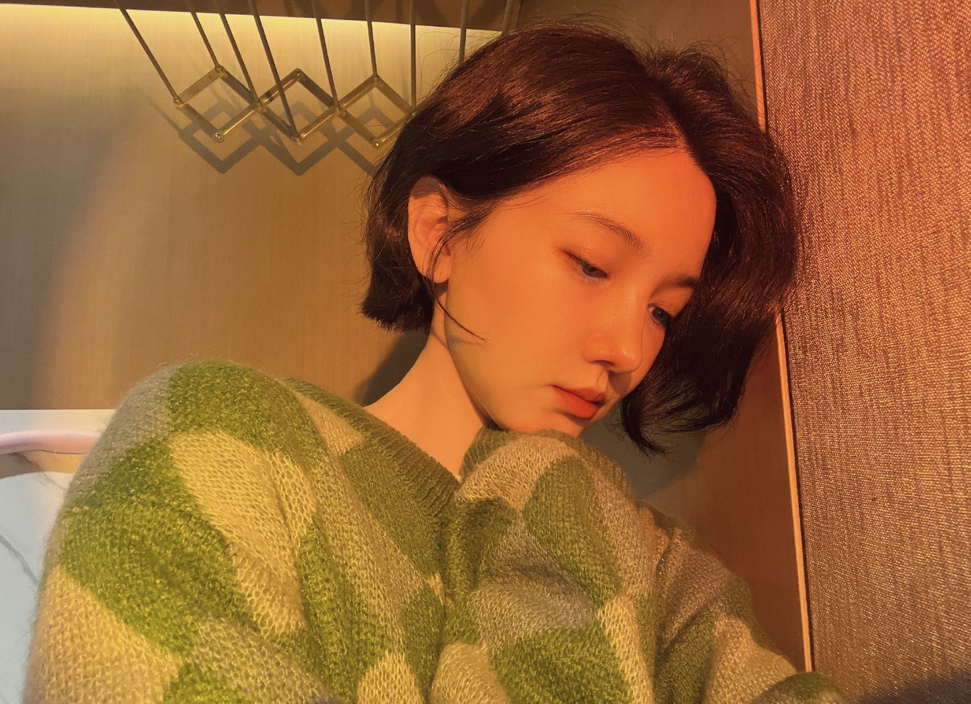 陈小纭微卷的刘海微微挡住了眼睛,果然长得好看的美女什么发型都能