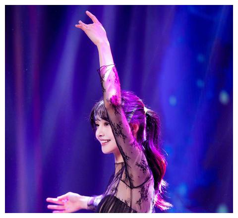 郑爽穿晚礼服跳舞##郑爽跳舞# 姐妹们!来了!来了!