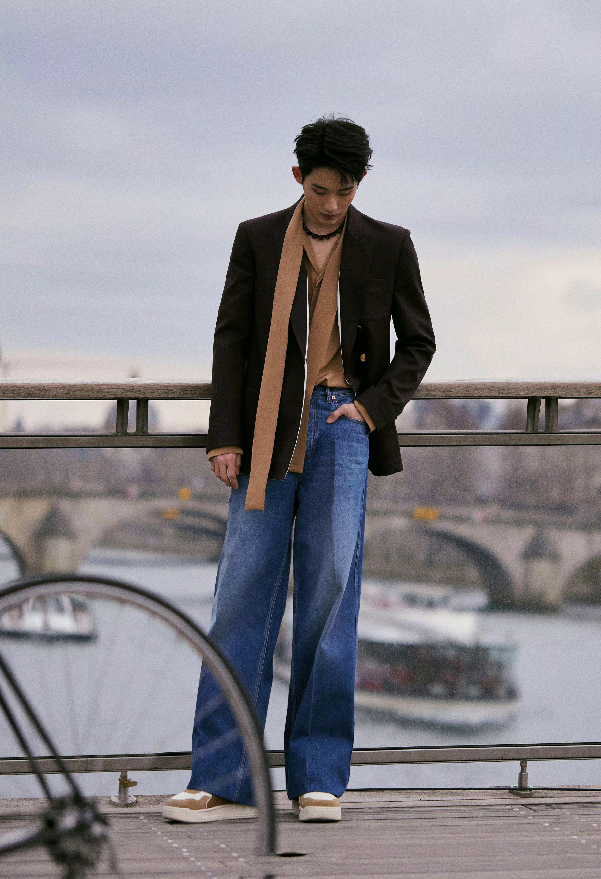 董思成亮相巴黎时装周西装搭配牛仔裤休闲又有范