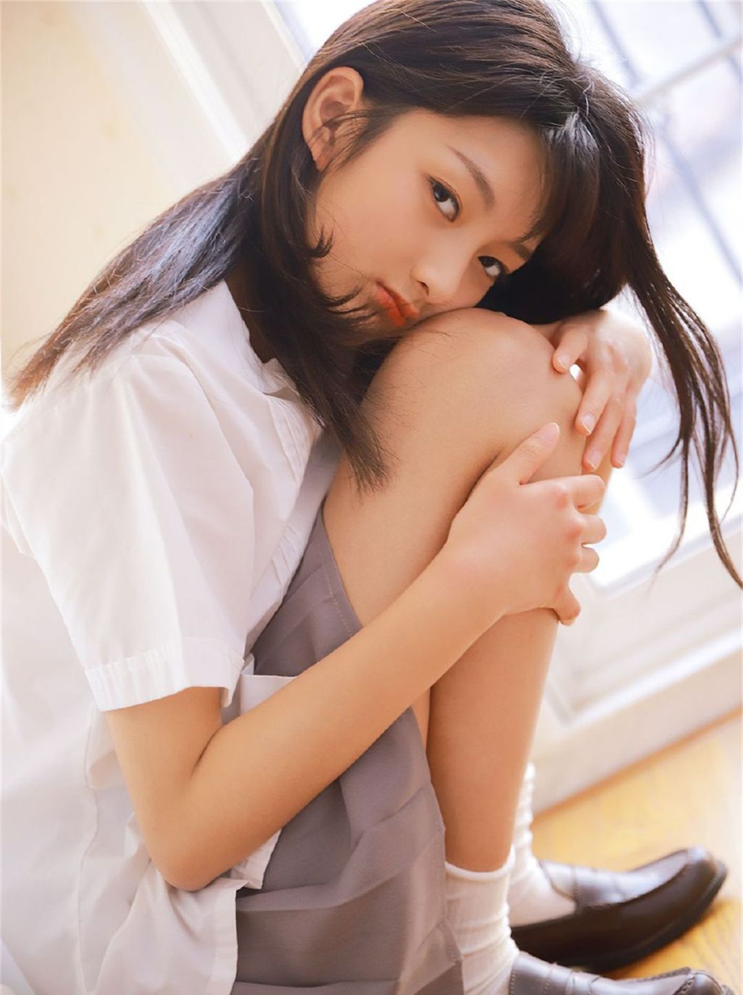 学院风修长身材校花美少女,白色校服校园生活休闲写真__财经头条