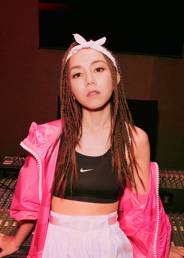 邓紫棋小脏辫配运动内衣,玩出潮流风!_高清图集_新浪网