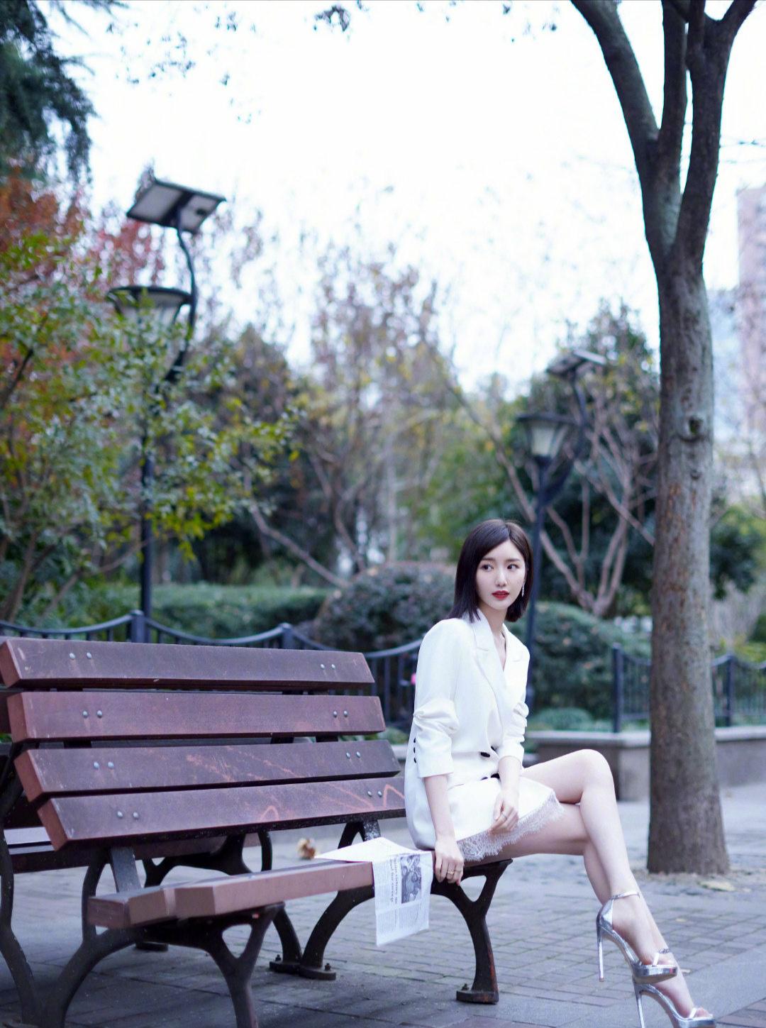 毛晓彤开启逆生长模式,白色抹胸短裙配高马尾,洋气减龄又养眼