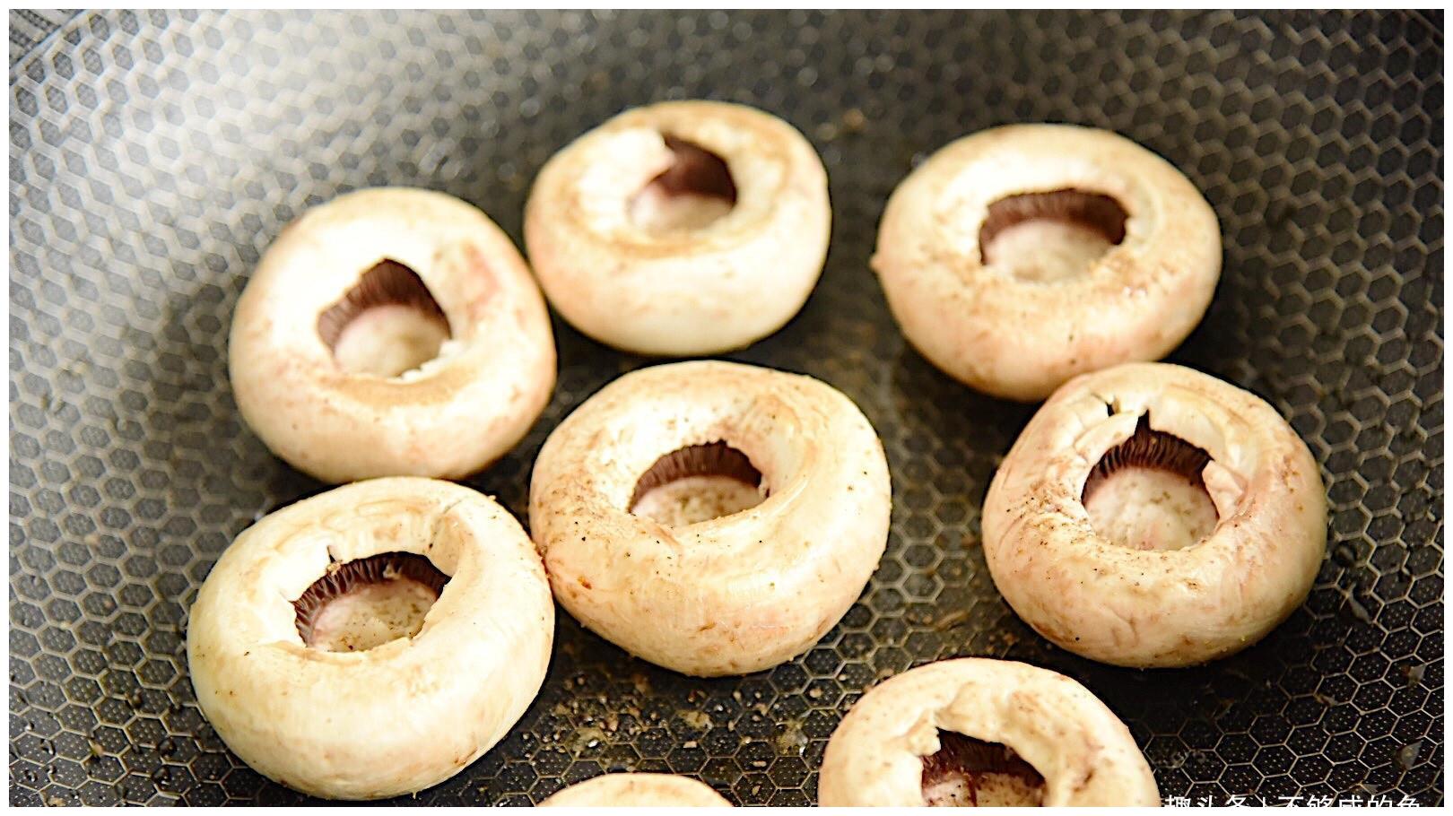 口蘑最为鲜美的吃法,不加一滴水即可完成,比肉还香,孩子最爱吃