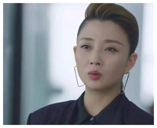 殷桃在新剧中大奔头造型亮相脸似发面馒头被网友嘲讽油腻