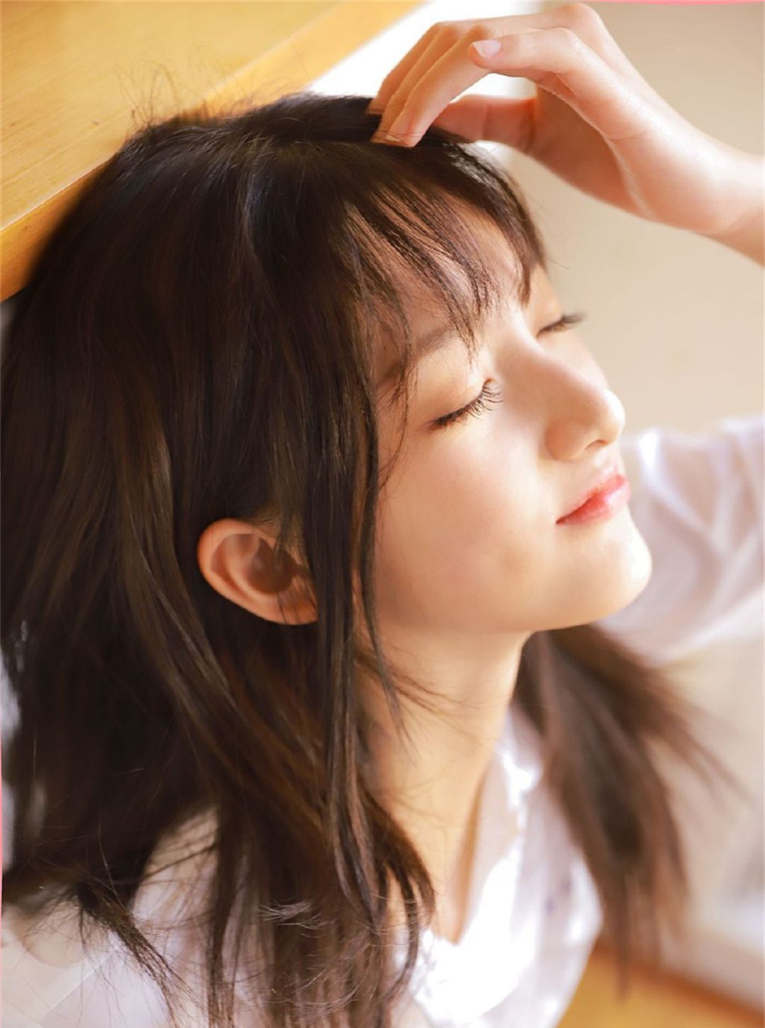 学院风修长身材校花美少女,白色校服校园生活休闲写真__财经头条