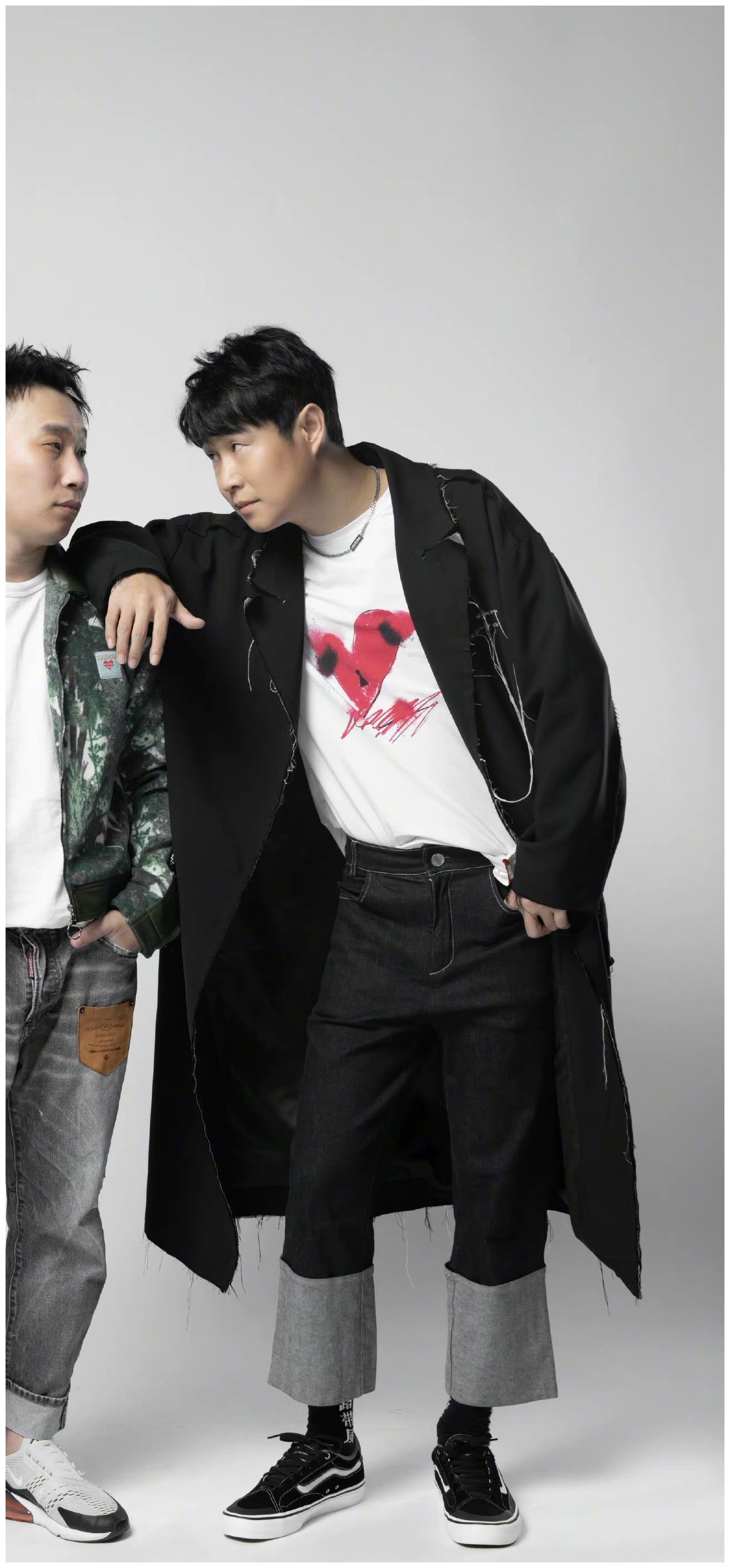 还记得不差钱的小沈阳吗和男艺人合影穿风衣变化太大