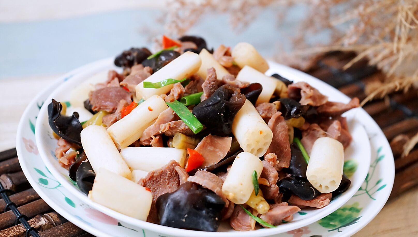 藕带剁椒鸡胗炒木耳是一盘开胃的小菜,一般饭店都有这道菜,但是饭店