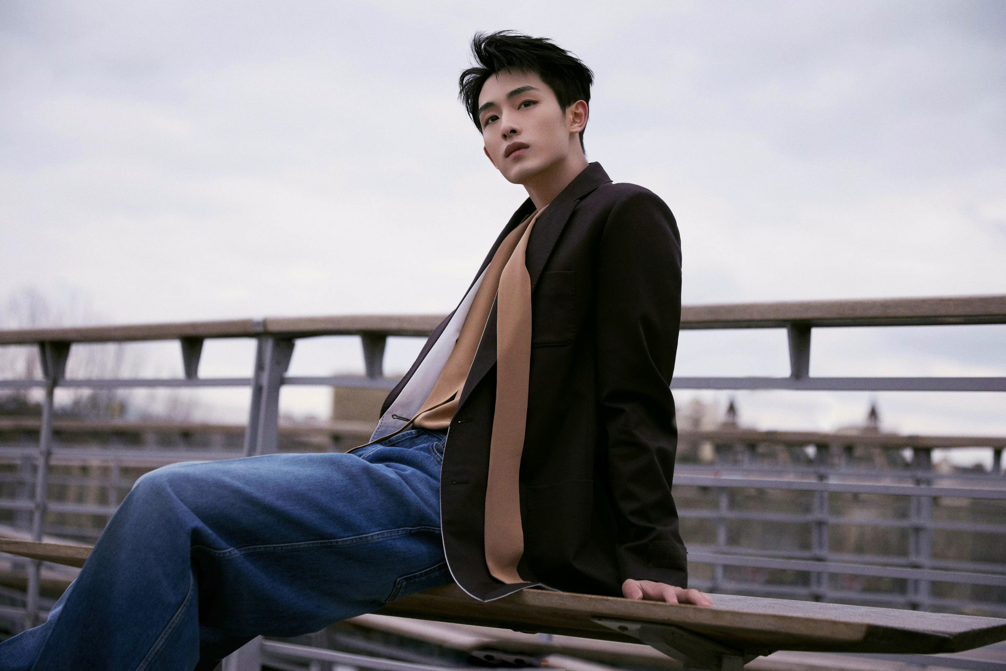 董思成亮相巴黎时装周西装搭配牛仔裤休闲又有范