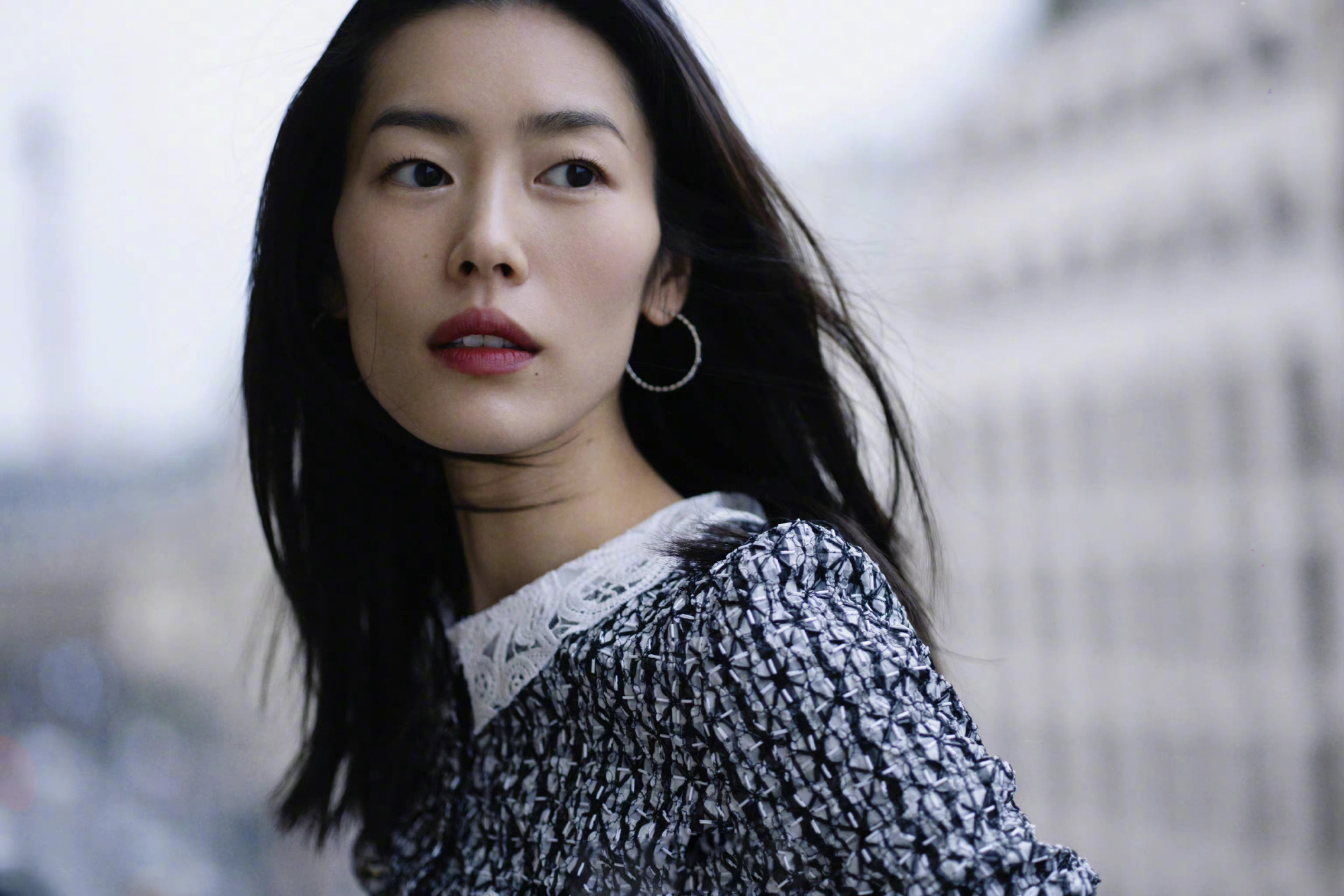 刘雯亮相巴黎时装周,优雅的套装造型搭配腕表,超显气质_高清图集_新浪