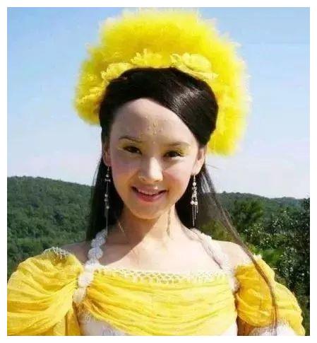 三姐(黄儿)——王晶母丹的名字很好听,音同百花之首"牡丹",性格却不如