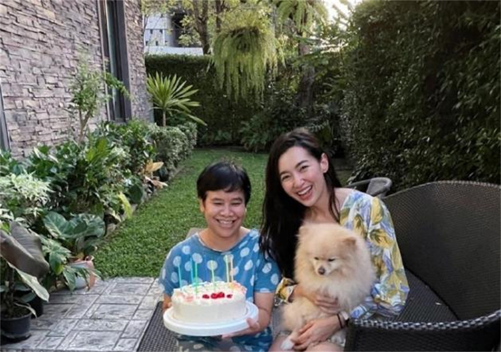 为了庆祝爸爸的生日,bella和妈妈,还有一群朋友一道去寺庙做功德.