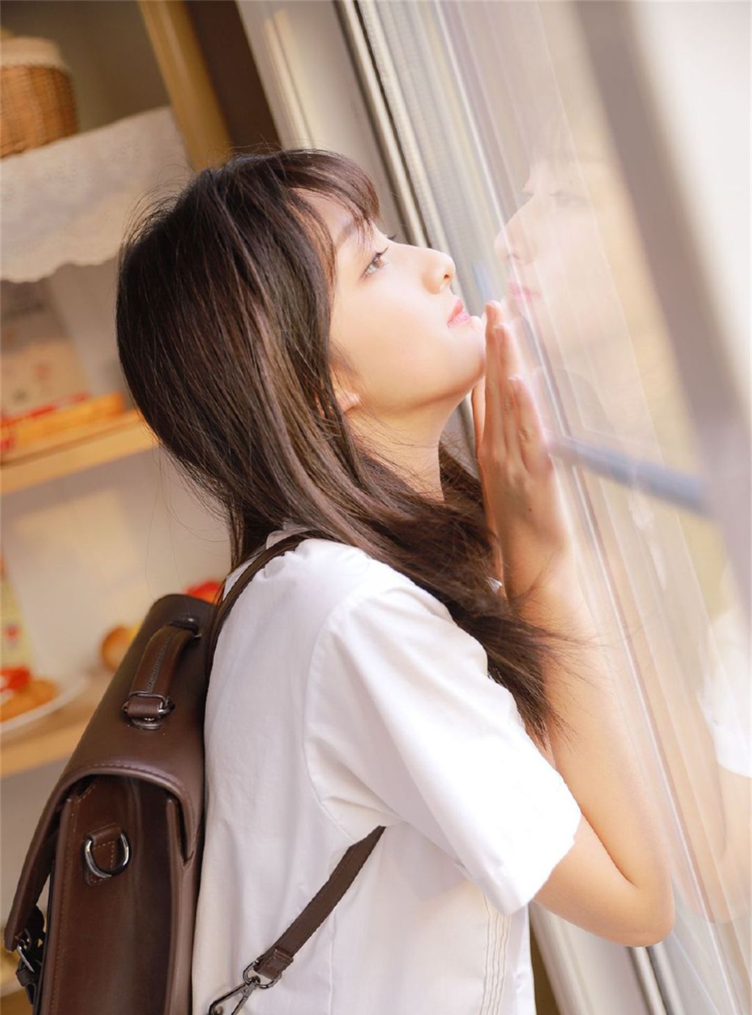 学院风修长身材校花美少女,白色校服校园生活休闲写真__财经头条