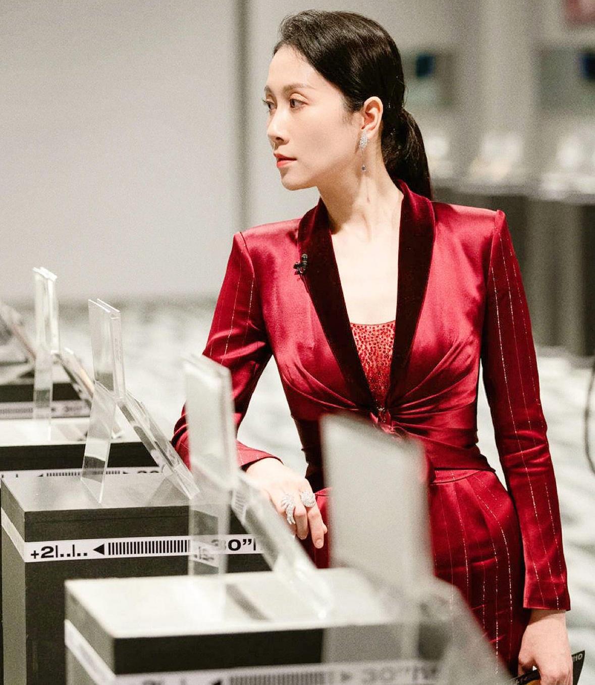 温峥嵘真是高冷女神,黑色西装裙配高跟鞋,凸显70后女人的高级感