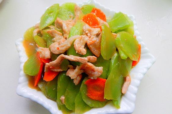 这样一道,简单易学的,家常莴笋炒五花肉就制作完成啦!