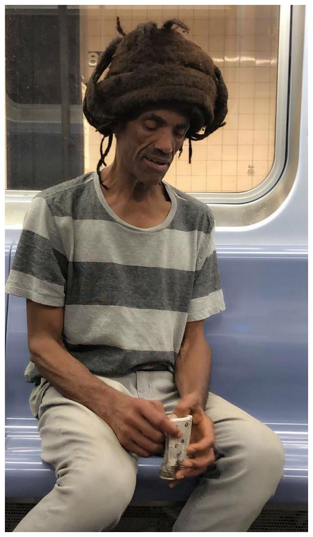 4. 这是一个用头发做帽子的男人,我能说这发型特别像"便便"吗?