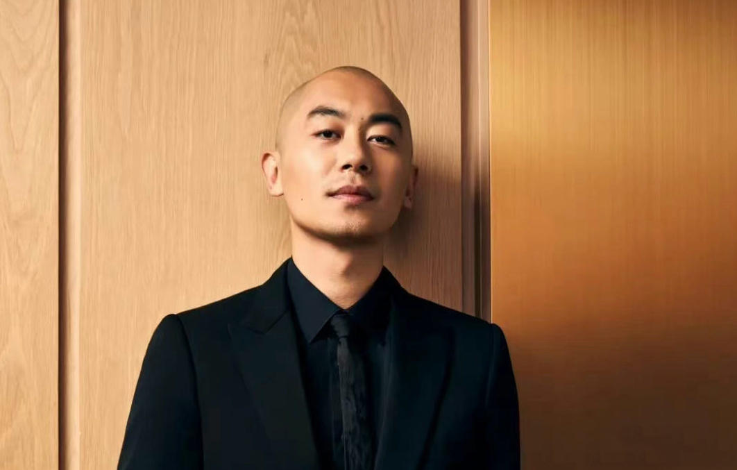 朱亚文剃了光头出席活动黑西服黑框眼镜可以说非常的有型