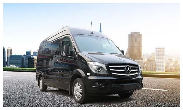 看到这辆商务车交警也感到十分疑惑,决定把汽