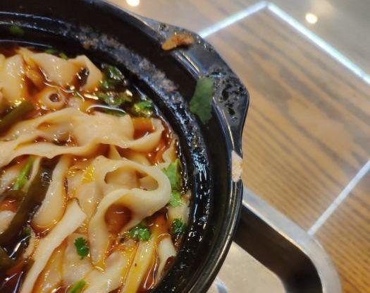 这家有20年历史的河南洛阳店有少量招牌砂锅面,味道不好