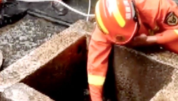 女子坠井要消防员洗白白才能救：求救者，为何最好别提过分要求？休闲区蓝鸢梦想 - Www.slyday.coM