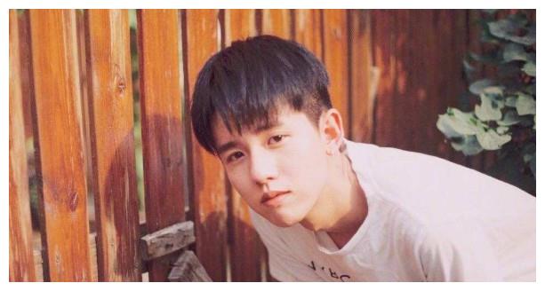 当初凭借这部剧而成功出道,剧中张耀出演一个配角,所以当时受到的关注