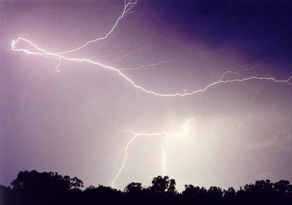 12000伏的高压电,落入水中会有什么反应?隔着屏幕都害怕